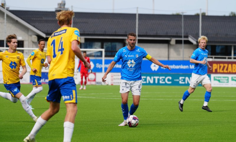 Hødd-kaptein Torbjørn Kallevåg og Halvard Kvamme Urnes i aksjon i treningskampen mot Brattvåg i sommar. Foto Arne Flatin