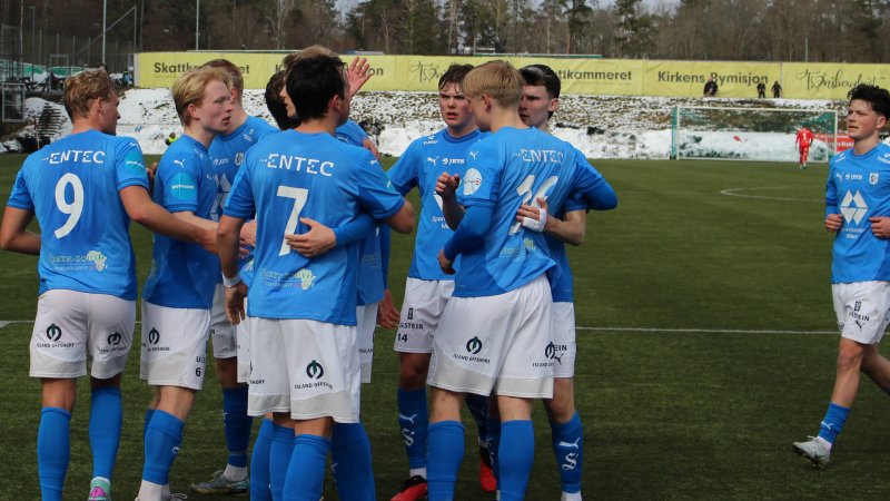 Feiring etter straffescoringa til Robin Hjelmeseth mot FK Eik Tønsberg. Foto: Per Steinar Markussen